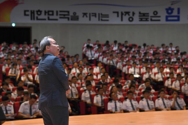 22일 공군사관학교 안중근홀에서 열린 ‘2019년도 공사 심포지엄’에서 이준식 독립기념관장이 ‘독립전쟁의 역사적 의의’를 주제로 강연을 하고 있다.  사진 제공=박용태 하사