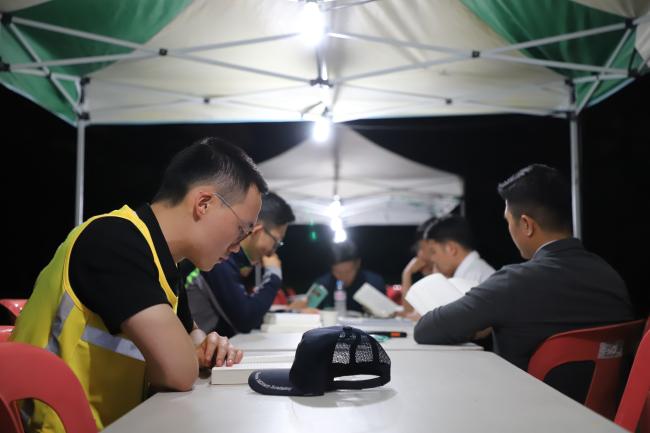 육군사관학교가 개최한 ‘제2회 별빛과 함께하는 책 읽기 행사’에서 생도들이 밤늦은 시간까지 독서에 몰입하고 있다.   사진 제공=유준호 일병