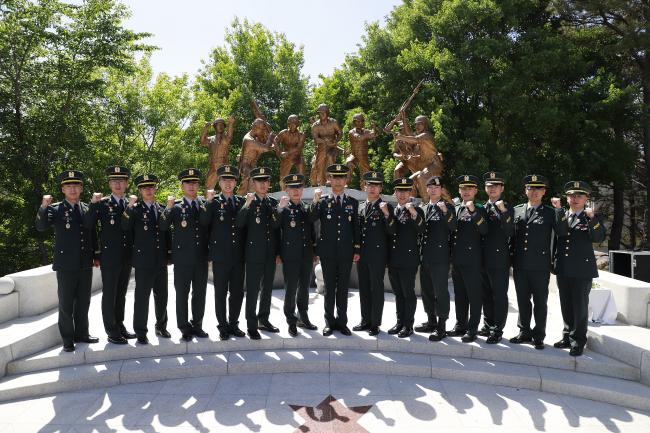 육군부사관학교는 지난 20일 제19회 육탄10용사상 시상식을 개최, 엄격한 심사기준으로 선발된 육군9사단 김형준 중사 등 14명의 부사관에게 육군 부사관에게 주어지는 최고 영예인 ‘육탄10용사상(賞)’을 시상했다.  올해는 김 중사를 비롯해 15사단 박대호 중사, 3군단 문재성 중사, 3사단 홍근형 중사, 6군단 송호영 중사, 7군단 허승렬 중사, 22사단 서태식 중사, 51사단 하헌은 중사, 1사단 JSA대대 배영우 중사, 32사단 신다훈 중사, 203특공여단 김보성 중사, 수도방위사령부 안군 중사, 3공수여단 조민기 중사, 부사관학교 이기환 중사가 선정돼 수상의 영예를 안았다. 김형준 중사는 “이번 수상을 계기로 앞으로 더욱 사명감을 갖고 임무에 매진하는 정예 부사관이 되겠다”고 소감을 밝혔다.  글=김상윤 기자/사진=부대 제공 