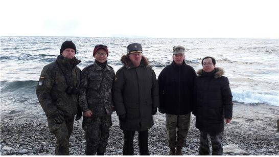 주러 무관단이 지난 2016년 10월 러시아 군부대 견학 및 지역 정찰을 하면서 바이칼 호수를 배경으로 기념사진을 찍고 있다.  필자 제공