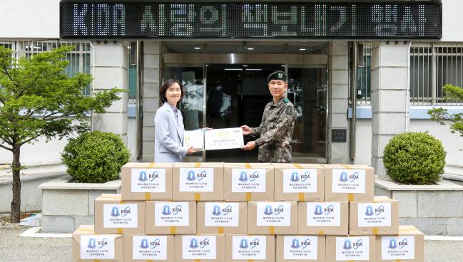 30일 오전 육군22사단 사령부에서 열린 한국국방연구원 ‘사랑의 책보내기’ 행사에서 독고순(왼쪽) 한국국방연구원 부원장이 사단장 권영호 소장에게 도서와 운동용품을 기증하며 기념사진을 찍고 있다.        부대 제공