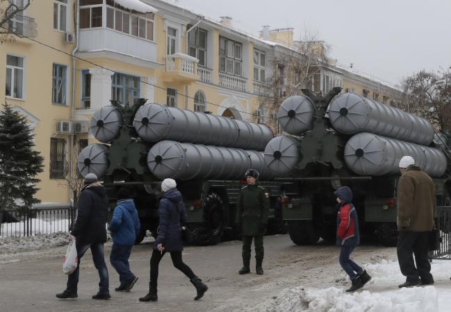 러시아 볼고그라드 시민들이 지난해 2월 제2차 세계대전 스탈린그라드 전투 75주년 기념 퍼레이드에 참가할 러시아 대공 및 미사일 방어 무기 S-400 앞을 지나고 있다. 연합뉴스