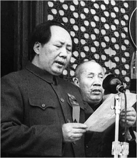 마오쩌둥이 1949년 10월 1일 천안문 문루에서 중화인민공화국의 수립을 선포하고 있다.