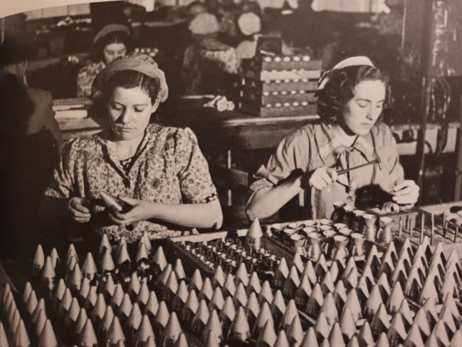 제2차 세계대전 당시 군수공장에서 포탄신관을 검사하고 있는 영국 여성노동자.