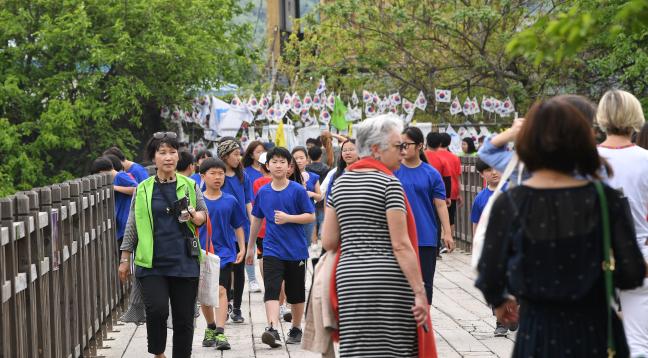 임진각 앞 자유도로 위로 수많은 관광객들이 걷고 있다. 조용학 기자 