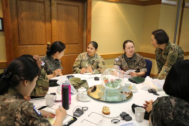 11일 한미연합군사령부 용산기지 드래건 힐에서 열린 한미 연합 여성 군종병과원 세미나에서 참석자들이 자유롭게 의견을 나누고 있다.
  부대 제공