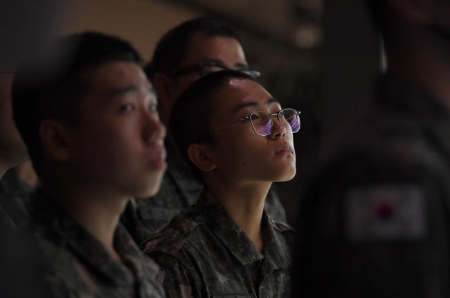 서울 용산구 전쟁기념관을 찾은 장병들이 전시물을 살펴보고 있다. 조용학 기자  