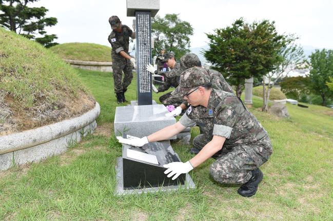 12일 대구 국립신암선열공원을 방문한 공군공중전투사령부 장병들이 묘역 환경정화 활동을 하고 있다.  사진 제공=박성현 중사