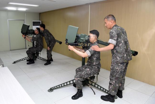 지난 10일부터 12일까지 진행된 공군1방공유도탄여단 신궁 운용요원 집체교육에서 요원들이 교전모의기(CBT)를 활용해 교육받고 있다.  부대 제공