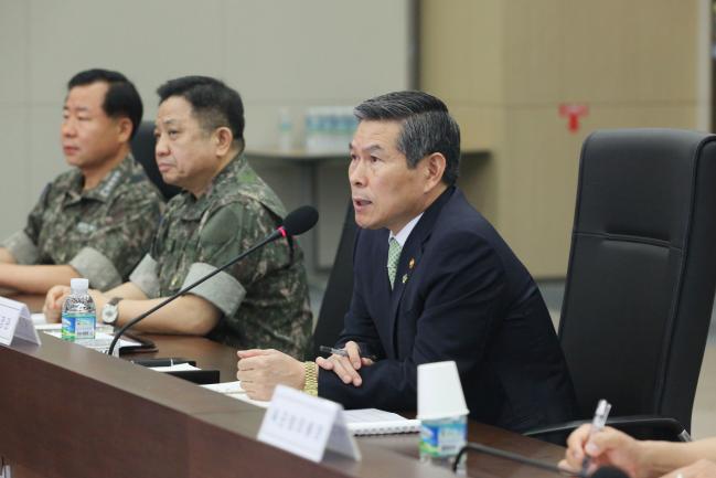 정경두(오른쪽) 국방부 장관이 12일 합참 대회의실에서 열린 2019-1차 전작권 전환 추진평가회의에서 모두발언을 하고 있다.  국방부 제공
