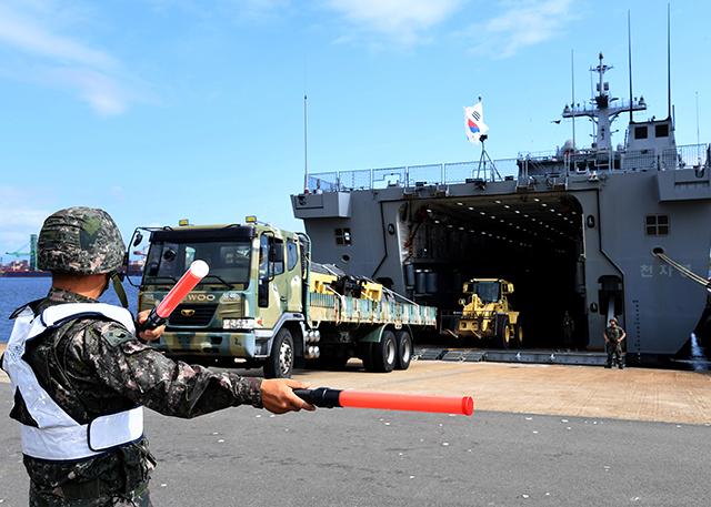 지난 11일 경북 포항 도구해안에서 진행된 해군5성분전단 59기동건설전대 신속기동부대 대기태세 점검훈련에서 11톤 트럭과 로더 등의 장비가 천자봉함 격납고에서 빠져나와 육상으로 전개하고 있다.  부대제공.