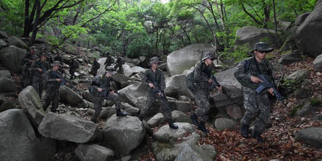 지난 10일 경기도 과천시 관악산 일대에서 육군52사단 장병들이 200㎞ 전술행군을 하고 있다. 조용학 기자   