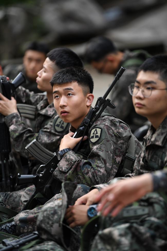 육군52사단 장병들이 200㎞ 전술행군 중 꿀맛 같은 중간휴식을 하고 있다. 조용학 기자