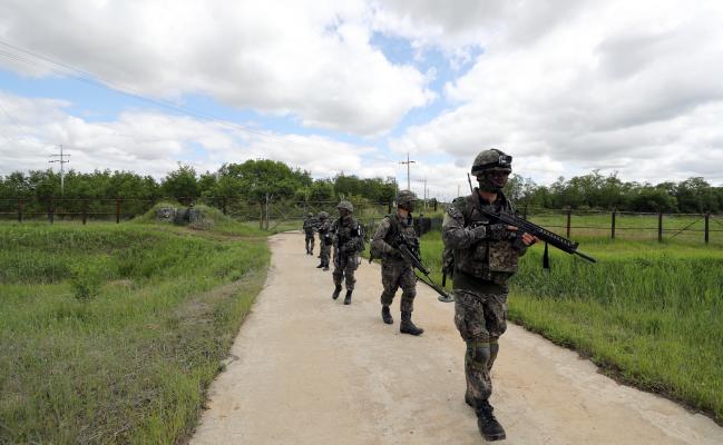  DMZ 수색정찰을 마친 장병들이 경계태세를 유지한 채 주둔지로 복귀하고 있다. 양동욱 기자