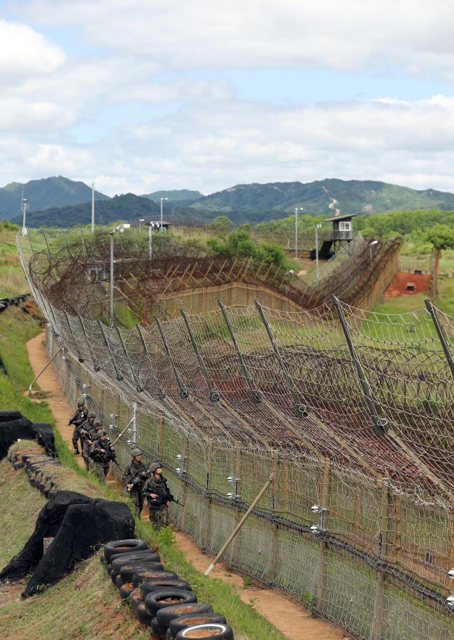 육군6사단 GOP 경계병들이 12일 강원도 철원군 일대 중부전선에서 철책을 점검하고 있다. 양동욱 기자