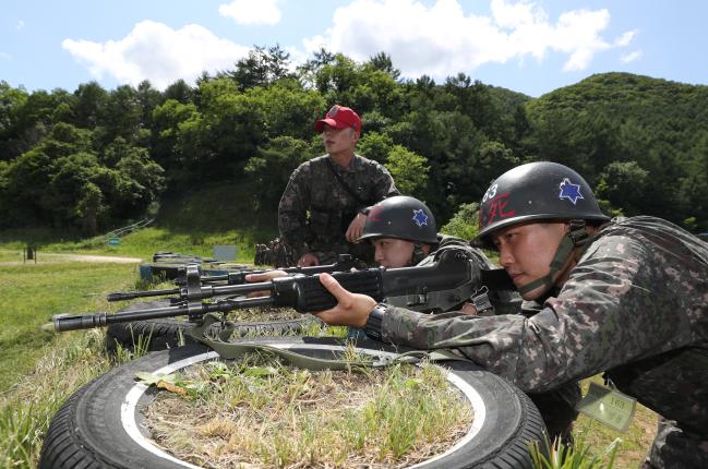 신병교육대대 훈련병들이 병 기본 경계훈련 중 수하 요령을 실습하고 있다. 양동욱 기자