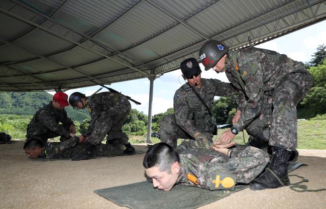 훈련병들이 거동수상자를 제압하는 포획·포박술 훈련을 하고 있다. 양동욱 기자