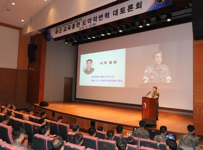 13일 육군교육사령부에서 열린 ‘교육훈련 도약적 변혁 대토론회’에서 서욱 육군참모총장이 모두발언을 통해 강하고 실전적인 교육훈련의 중요성을 강조하고 있다. 이날 토론회에는 사·여단장 이상 지휘관 130여 명이 참석해 강한 교육훈련을 지속적으로 추진할 것을 다짐했다.  육군 제공