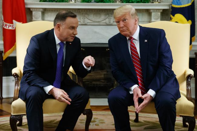 도널드 트럼프(오른쪽) 미국 대통령과 안제이 두다 폴란드 대통령이 지난 12일(현지시간) 백악관 집무실에서 얘기를 나누고 있다.  연합뉴스