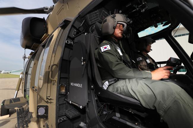 육군시험평가단 감항인증실 조종사가 한국형 기동헬기 수리온의 이륙을 준비하고 있다. 조종원 기자