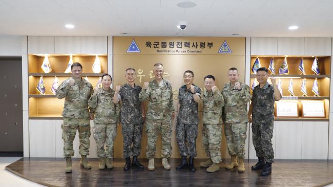 육군동원전력사령부 및 미8군사령부 관계자들이 ‘평시복무 예비군제도 발전 대토론회’를 가진 뒤 함께 기념사진을 찍고 있다.  부대 제공