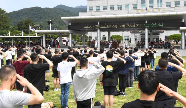 17일 해군교육사령부 연병장에서 거행된 264기 해군 부사관 후보생 입영식에서 입영 후보생들이 단상을 향해 경례하고 있다. 
 사진 제공=박미현 중사(진)