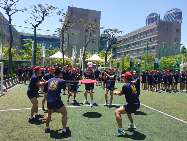 지난 13일과 14일 부산 아르피나 연수원에서 해군교육사 기초군사교육단 필승해군캠프가 진행된 가운데 참가한 훈육요원들이 친목활동을 하며 팀워크를 다지고 있다.  부대 제공