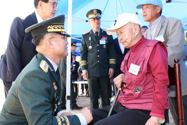 17일 충북 영동초등학교에서 열린 육군 호국보훈행사에서 서욱(앞줄 왼쪽) 육군참모총장이 6ㆍ25참전용사 박원용(앞줄 오른쪽) 옹에게 감사의 말을 전하고 있다.  육군 제공