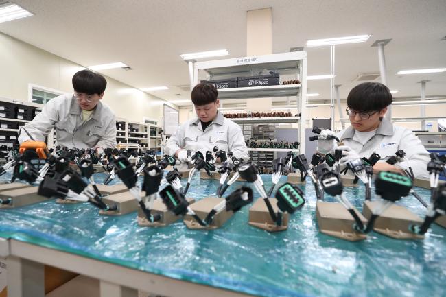 ㈜아이스펙 직원들이 생산 현장에서 소형전술차량에 들어가는 필터를 조립·검사하고 있다. 조종원 기자