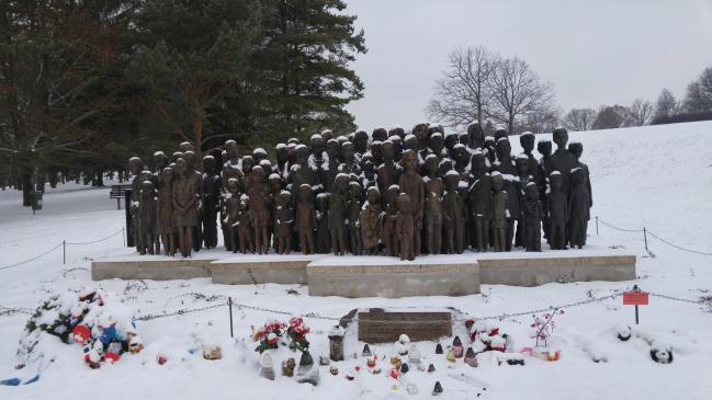 리디츠 마을 학살 현장에 세워진 희생자 추모 동상.