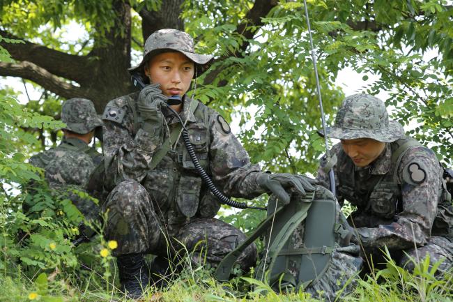 육군8사단 정보대대 영내 훈련장에서 정해륜 병장을 비롯한 부대 정찰반 팀원들이 수색정찰을 하고 있다. 사진 제공=김재인 상병 