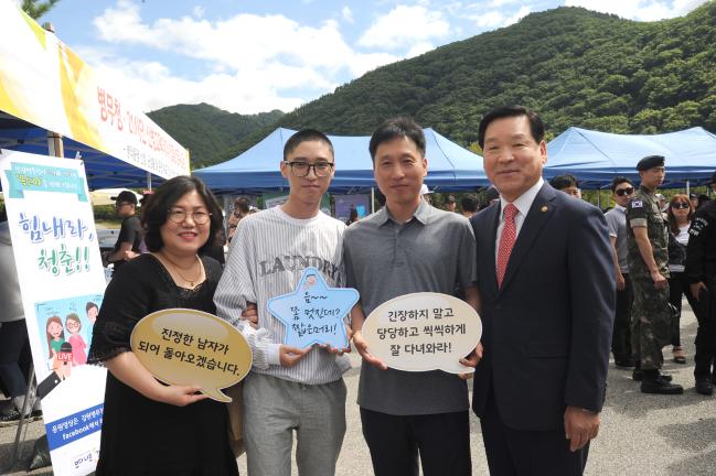 입영문화제 현장을 방문한 기찬수(맨 오른쪽) 병무청장이 입영장병 및 가족들과 기념사진을 찍고 있다.  병무청 제공