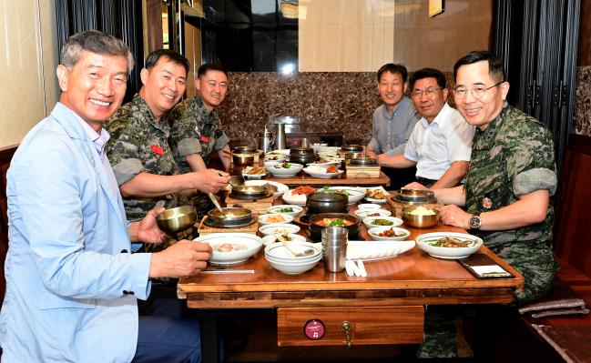 백경순(맨 오른쪽) 해병대2사단장이 ‘화·통(和通)Day’를 맞아 18일 김포 월곶면 군하리 한 식당에서 부대 관계자들과 함께 점심을 먹고 있다.   사진 제공=최병우 상사