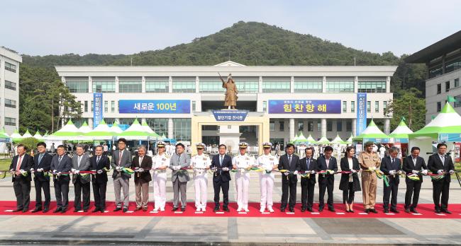 20일 경남 창원시 해군사관학교에서 열린 ‘2019 창원 해양방위산업전 & 스마트 네이비 콘퍼런스’에서 김종삼(중장·오른쪽 열째) 해군사관학교장과 방산업체 관계자 및 창원시장이 첨단기업 전시관 개관에 앞서 테이프 커팅을 하고 있다.  창원=이경원 기자