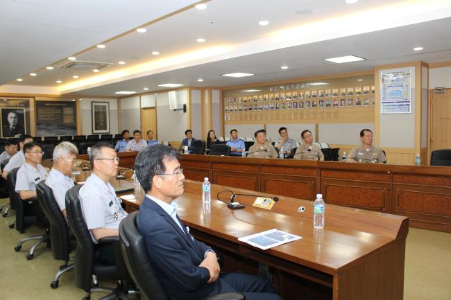 ‘뜨거운 강의 열기’  19일 육군본부 안춘생장군실에서 진행된 국방대학교 미래안보전략과정에서 수강 장군들이 강의에 집중하고 있다.