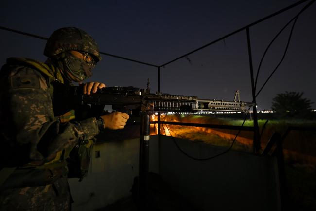 지난 17일부터 20일까지 진행된 공군1전투비행단 전투태세훈련(ORE) 야간 종합 기지방호훈련에서 외곽방어대 요원들이 기지경계 임무를 수행하고 있다.  사진 제공=서진철 상사