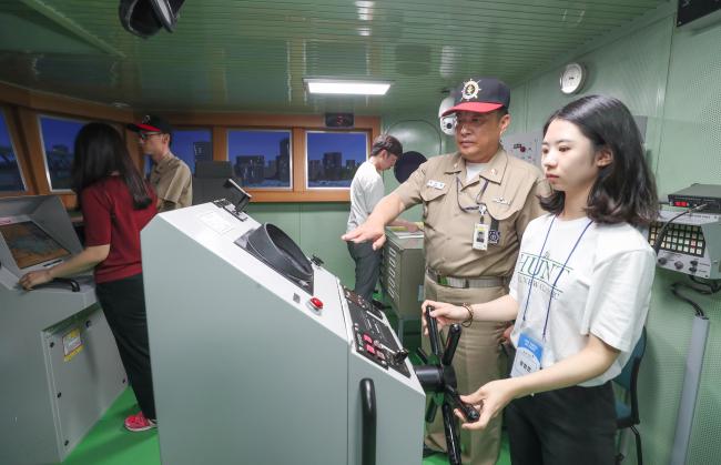 국방부가 ‘4차 산업혁명 스마트 국방혁신’에 대한 국민적 공감대를 넓히기 위해 지난 21일 진행한 현장체험에서 국방부 대학생 기자단 M-프렌즈 단원이 경남 창원시 진해구 해군교육사령부 조함훈련장에서 가상현실(VR) 항해 체험을 하고 있다.      진해=이경원 기자