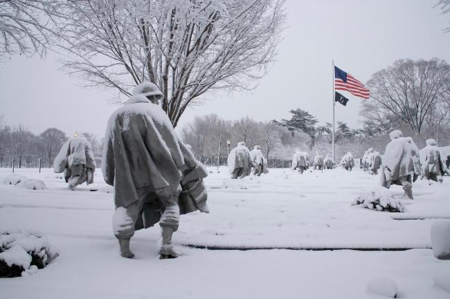1950년 한국의 추운 겨울을 상징하듯 한국전참전기념비 참전용사상에 눈이 쌓여 있다. 출처=한국전참전용사추모재단(KWVMF)