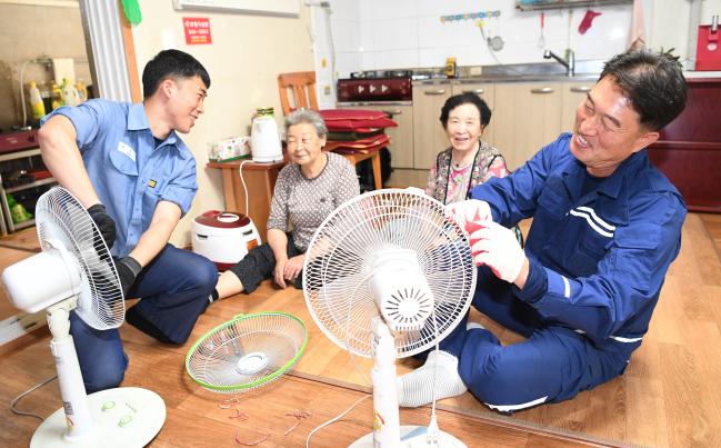 24일 창원시 진해구 경일 부녀 경로당에서 해군교육사 근무지원전대 시설대 냉난방팀이 어르신들이 사용하는 경로당 선풍기를 정비하고 있다.  사진 제공=박미현 중사