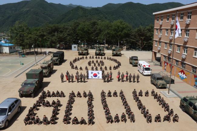 육군2사단 충무대대 장병들이 차량운행 무사고 6000일 달성을 자축하며 대형을 이뤄 기념사진을 찍고 있다.  부대 제공