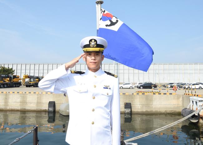 군 잠수함 장교 가운데 최초로 해군 병사·부사관·장교 세 개의 군번을 가진 해군잠수함사령부 김대희(중위) 정운함 보수관이 정운함 함수 해군기 앞에서 경례하고 있다. 사진 제공=장효실 중사