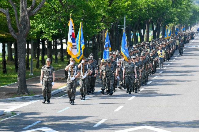 25일 공군교육사령부가 개최한 ‘6·25전쟁 상기 결의대회’에서 교육사 전 장병과 군무원들이 단독군장 전투행군을 하고 있다.  부대 제공