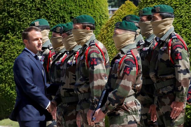 영결식에 참석한 에마뉘엘 마크롱(맨 왼쪽) 프랑스 대통령이 인질구출작전에 참여한 위베르 특공대원들을 격려하고 있다. 
 출처=프랑스 국방부 홈페이지(https://www.defense.gouv.fr/)