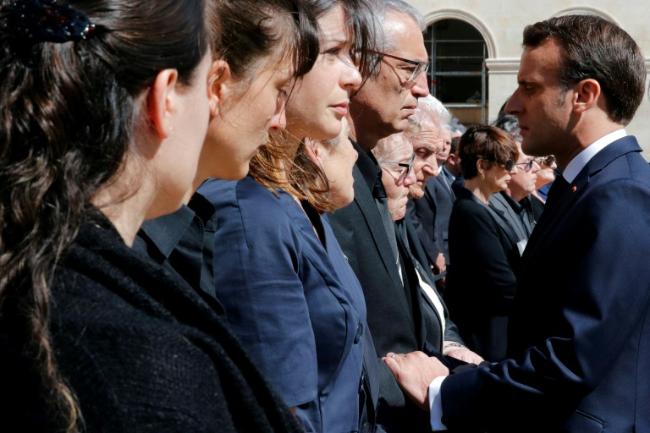 영결식에 참석한 에마뉘엘 마크롱 프랑스 대통령이 인질구출작전 수행 도중 전사한 장병들의 유가족을 위로하고 있다. 
 출처=프랑스 국방부 홈페이지