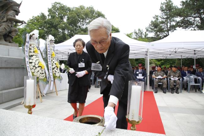 26일 육군8사단이 거행한 ‘의정부지구 축석령 전투 추모식’ 행사에서 고(故) 김풍익 중령의 유가족이 용전분투하다 순국한 11명의 포병 결사대원을 기리며 기념비에 헌화하고 있다.  부대 제공