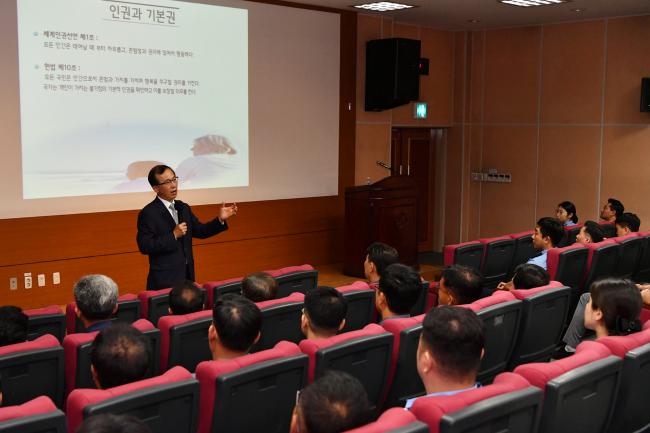 공군군수사령부가 26일 진행한 2019년 지휘관 및 영관장교 인권교육에서 강사로 나선 홍창식(예비역 준장) 변호사가 강연을 진행하고 있다.  부대 제공