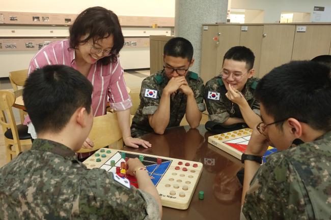 육군15사단이 지난 4월부터 집중정신전력교육 간 운영하고 있는 현장체험·견학교육 프로그램 ‘빅토리 투어(VICTORY TOUR)’에 참가한 장병들이 화천박물관에서 전통놀이 체험을 하고 있다.  부대 제공