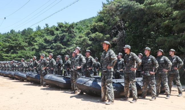 해병대2사단 선봉연대 중앙청대대 장병들이 뻘 극복 훈련에 앞서 군가를 부르고 있다.