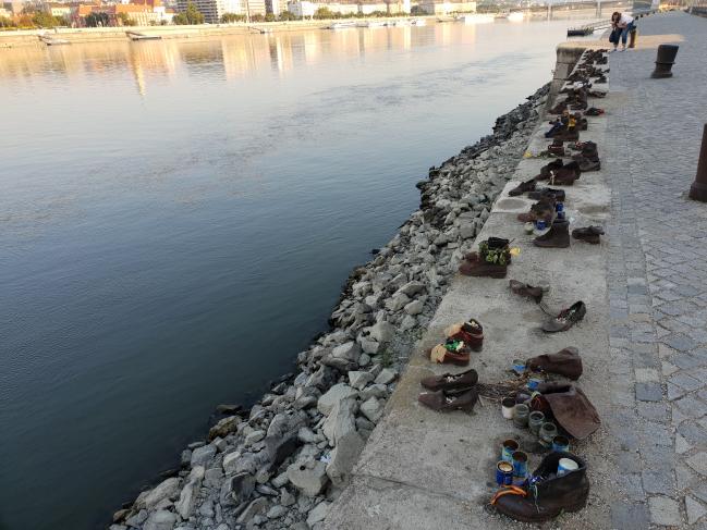 헝가리 국회의사당 근처 다뉴브 강변의 유대인 학살 추모 신발조각상 모습.