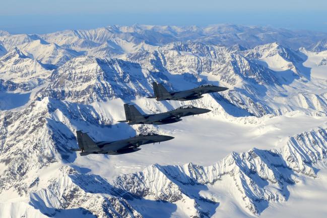 알래스카는 풍부한 광산물과 관광 수입으로 미국의 보물이 됐다. 사진은 지난 2017년 레드플래그 알래스카 훈련에 참가한 우리 공군의 F-15K 전투기 모습.